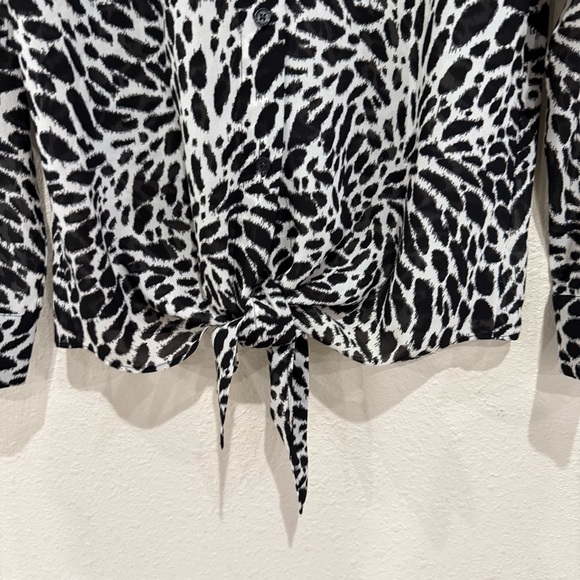 MICHAEL Michael Kors Button Down Animal Print Blouse Tie Hem Black/White Size XS - Picture 2 of 10